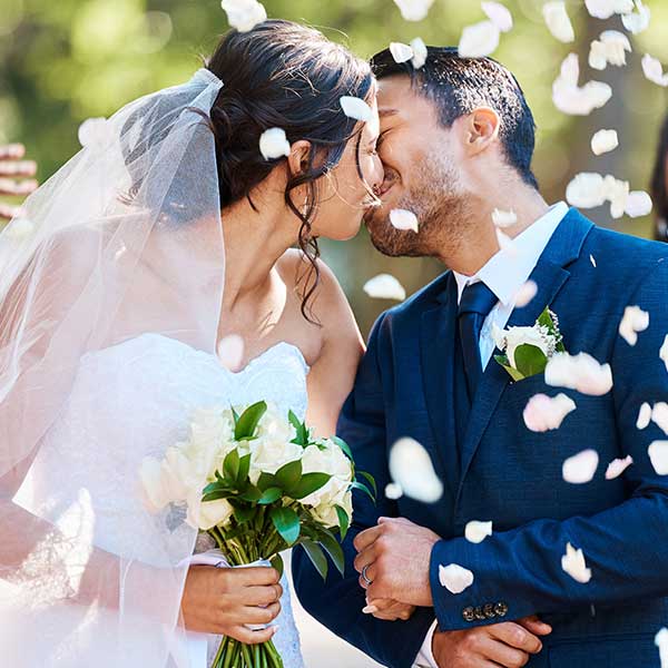 Brudepar kysser hinanden blandt bryllupsgæsterne